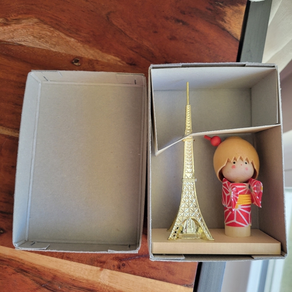 Open Box VTG Japanese kokeshi Doll Paired Miniature Eiffel Tower Wooden Base - Picture 2 of 8